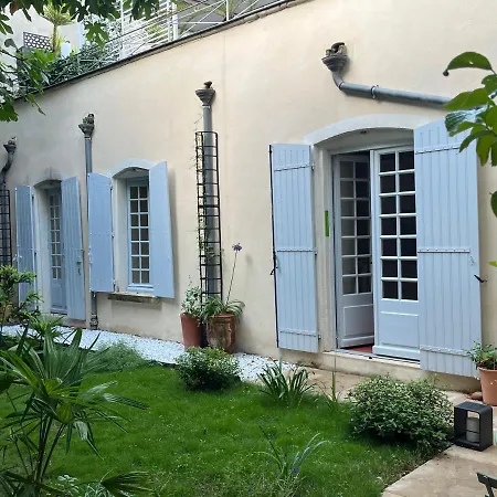Le Chapitre Entre Cour Et Jardin