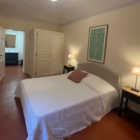 Le Chapitre Entre Cour Et Jardin * Nîmes
